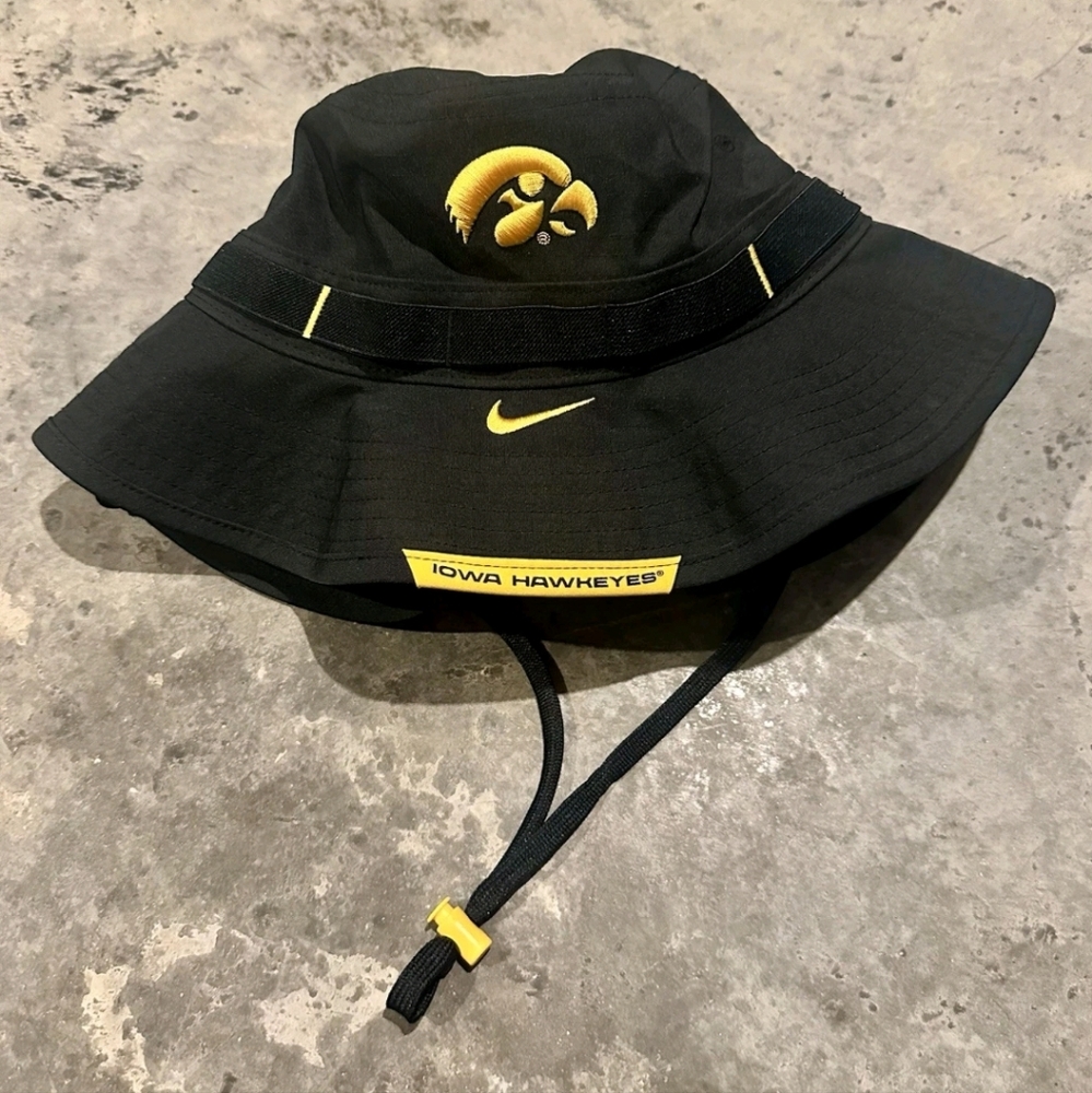 Nike Collegiate Apparel Hawkeyes University of Iowa Reversable Bucket Hat